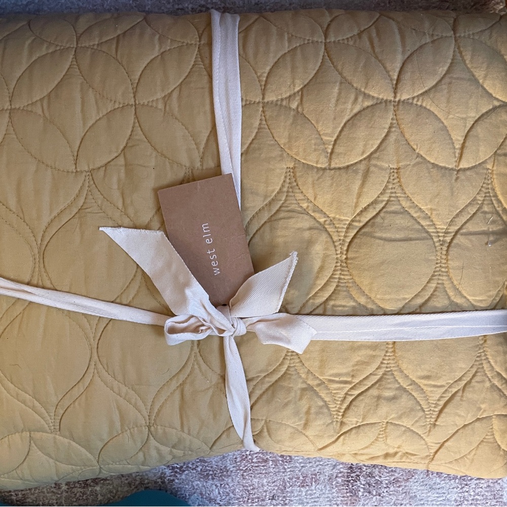 NWT West Elm Mid Century Circle Quilted Mustard Yellow Queen Last one!